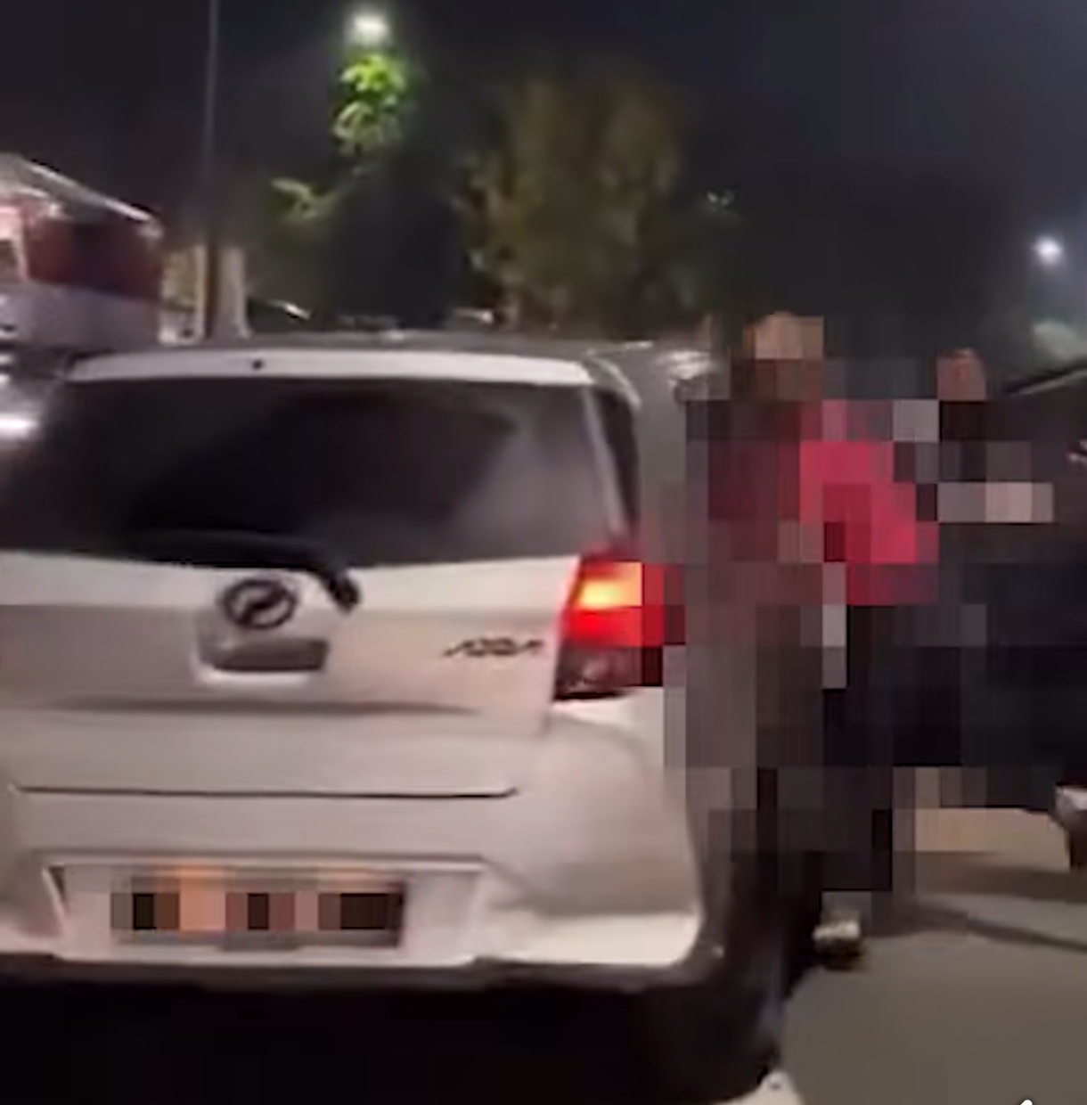 Lelaki Tumbuk Pemandu Wanita Kerana Anak Dilanggar Ketika Melintas