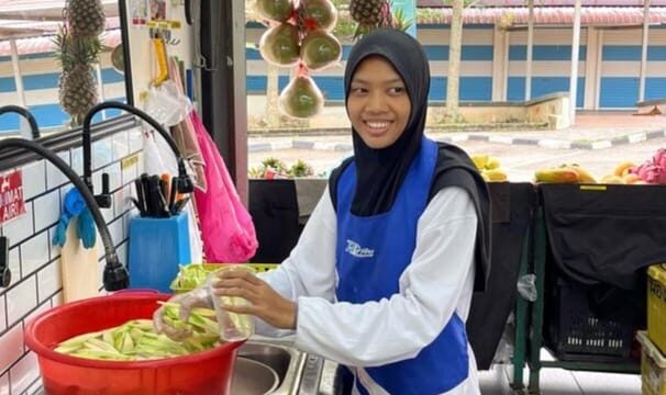 Tengah Jaga Kaunter Jual Air, Gadis Ini Sebak Terima Berita: 9A Dalam Genggaman, Tapi Ibu Tiada Di Sisi