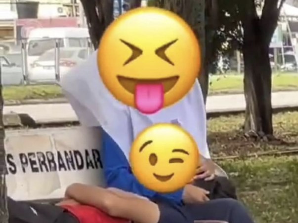 Mak Ayah Hantar Tusyen, Korang Berdua Buat Tusyen Kat Tempat Awam