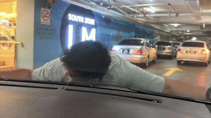 Lelaki ‘Terbang’ ke Atas Kereta di Mall Pulau Pinang