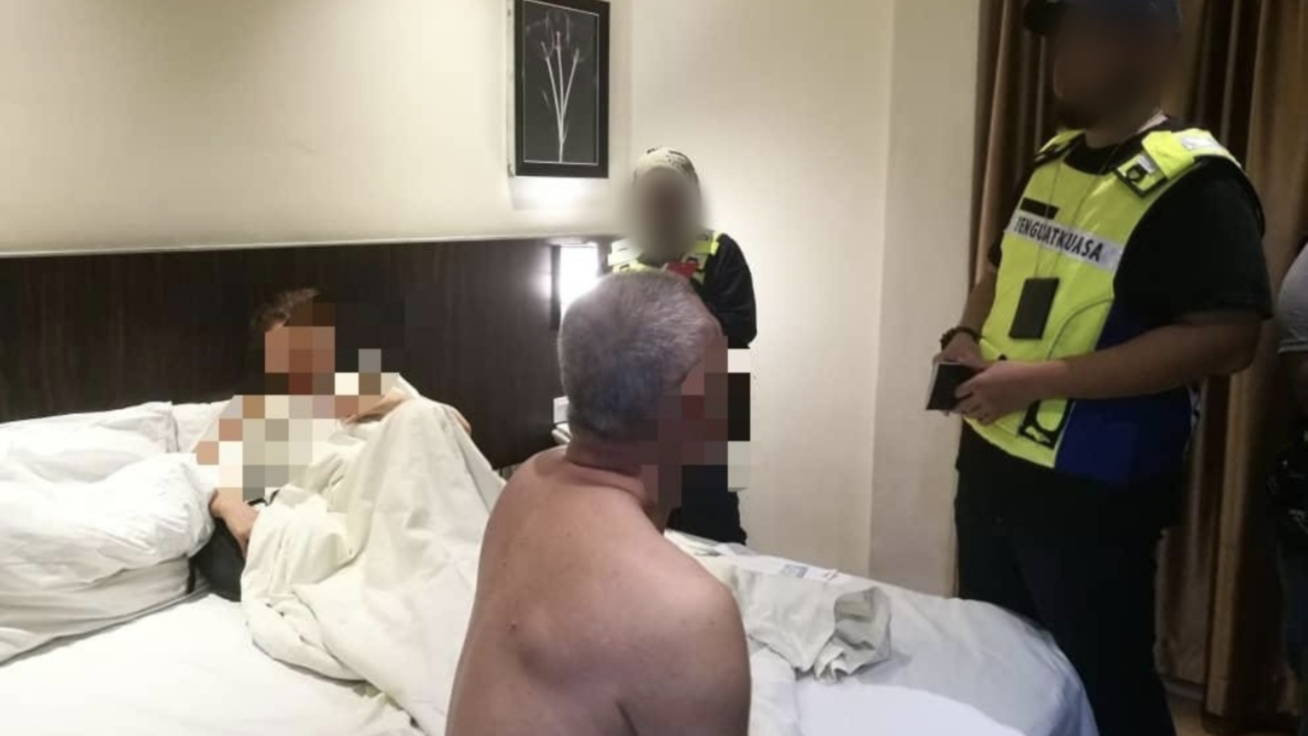 Tertidur Lepas Baiki Paip Bocor – Warga Emas Dicekup Berdua-Duan Dengan Janda Dalam Bilik