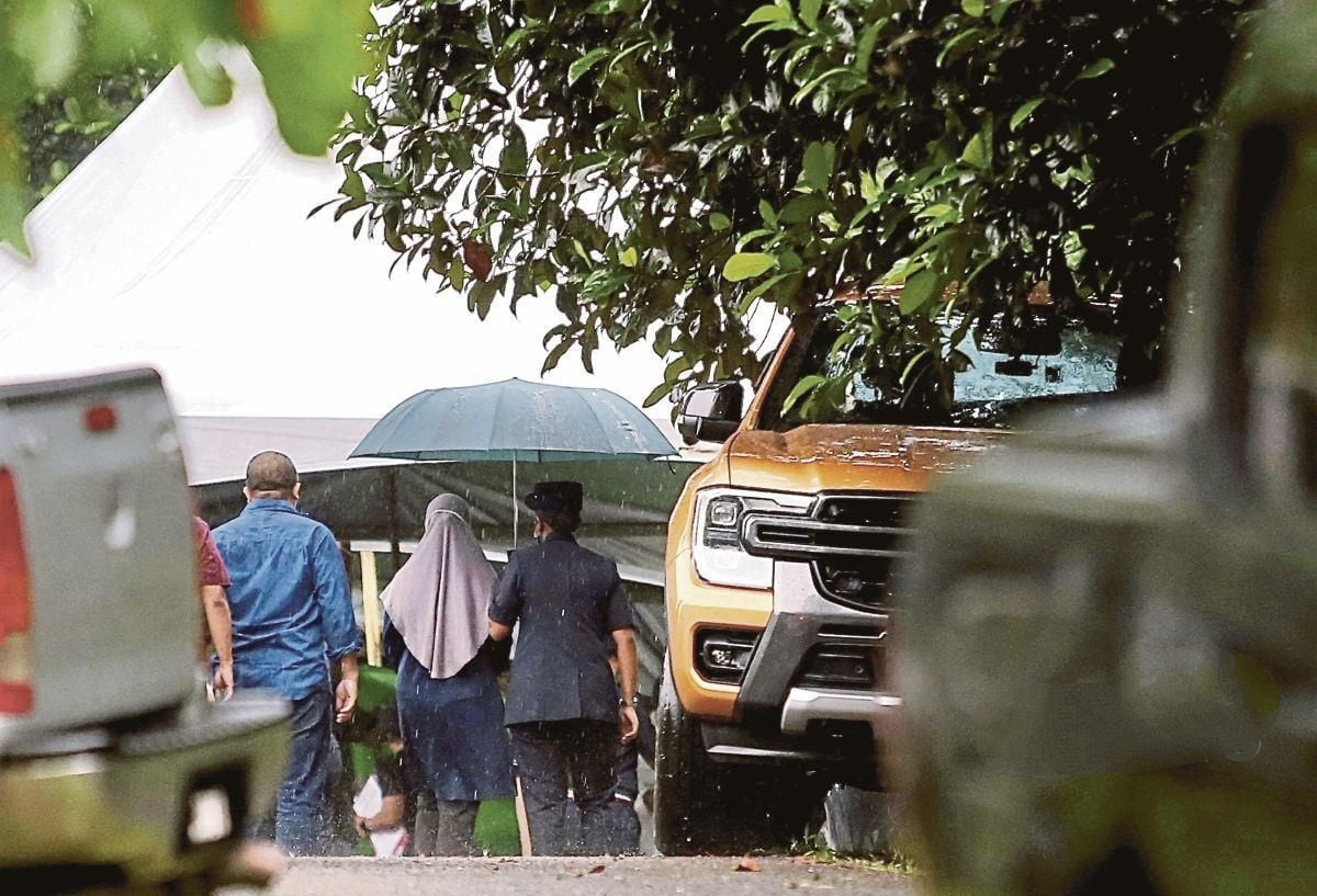 Orang Kampung Terkejut Berlaku Sesuatu Semasa Proses Penggalian Kubur Arwah Zara
