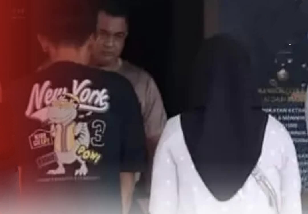 Isteri Layan Pelanggan Dalam Bilik, Suami Tetap Tenang Sambil Jaga Anak