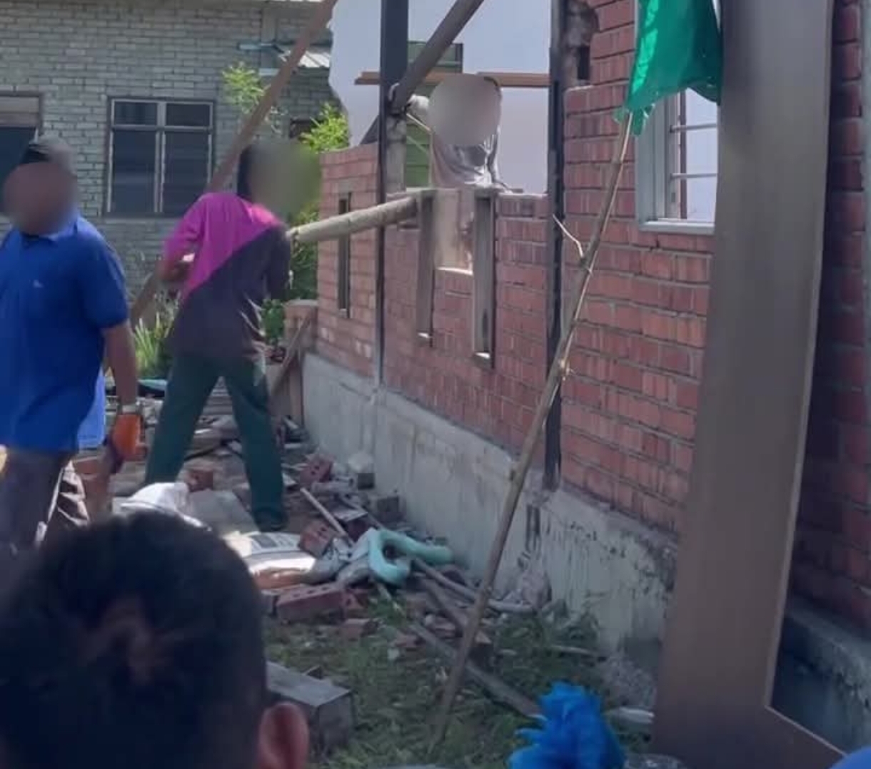 Suami Isteri Dihalau Oleh Adik Beradik Ekoran Buat Rumah Atas Tanah Bapa