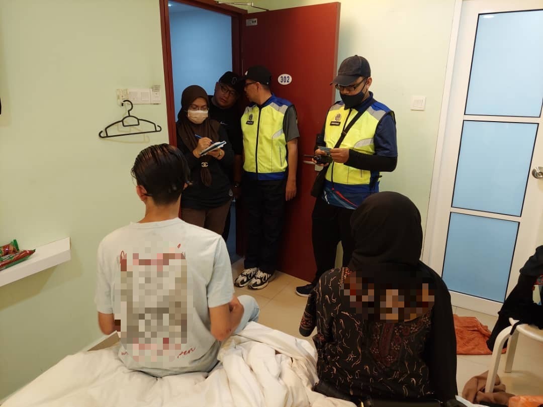 Ingatkan Isteri ‘Hilang’, Rupanya Lari Kantoi Tidak Berpakaian Bersama Bekas Suami